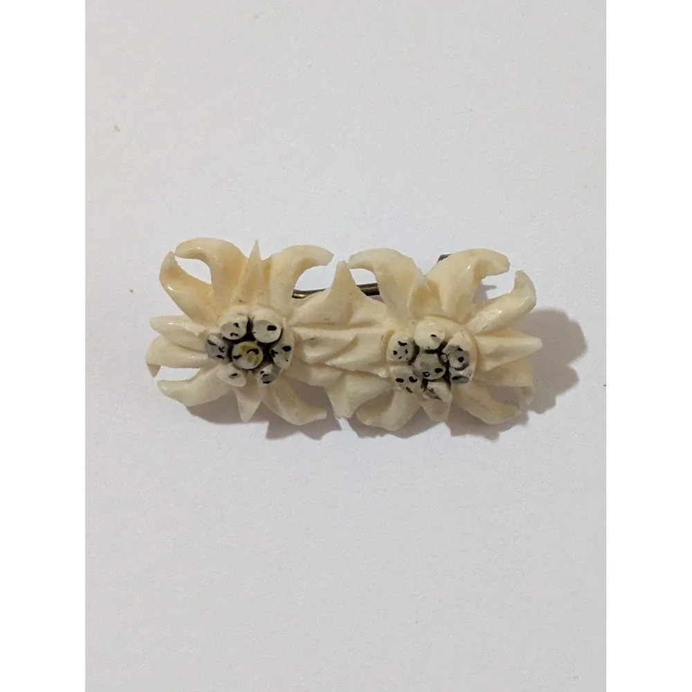 Vintage Carved Double Edelweiss Flower Brooch Pin Cream Alpine Floral Jewelry